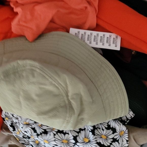 UO green quilted nylon terrycloth bucket hat - Picture 2 of 2